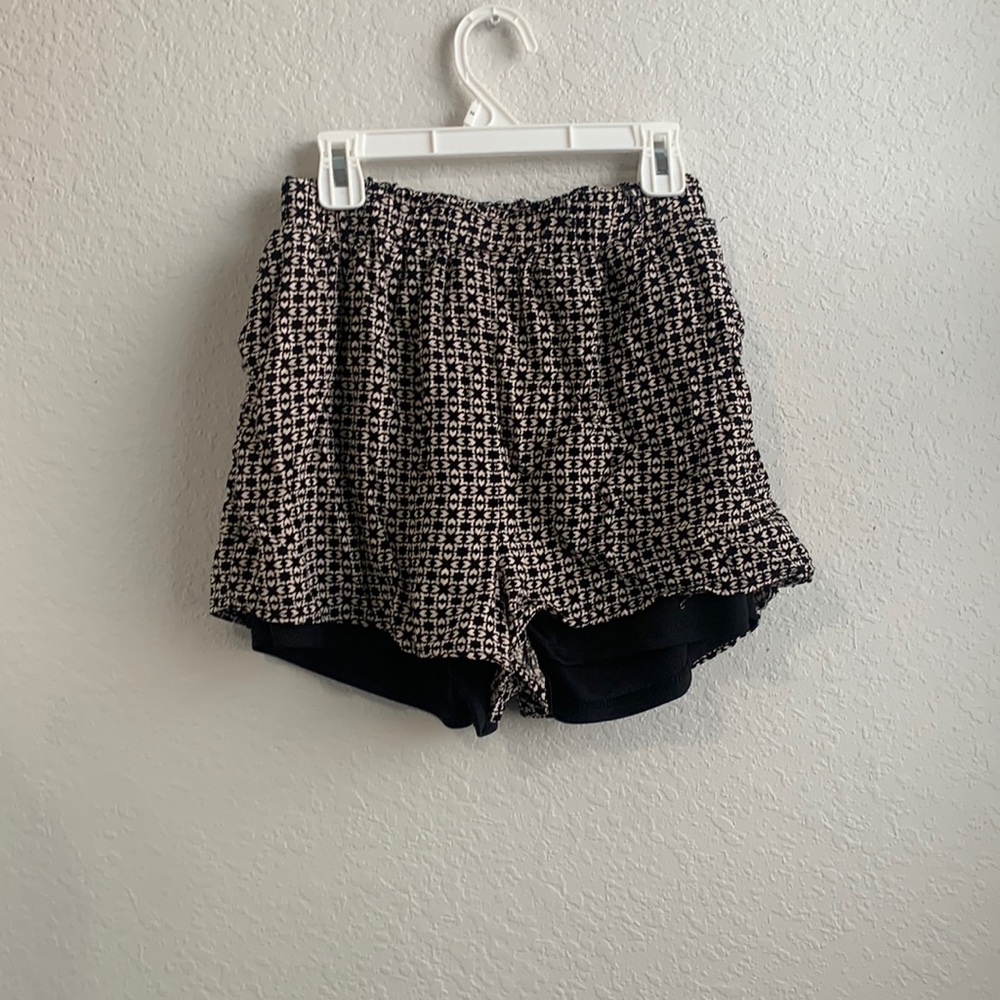 Loose short shorts